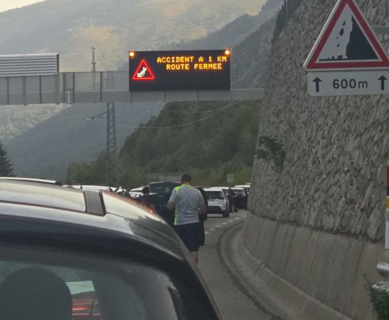 Tres ferits lleus en un accident que ha tallat durant hores l'accés a Andorra des de França