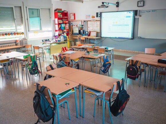 Santa Coloma reforça l'educació amb més de 828.000 euros en ajuts i nou personal als entorns escolars