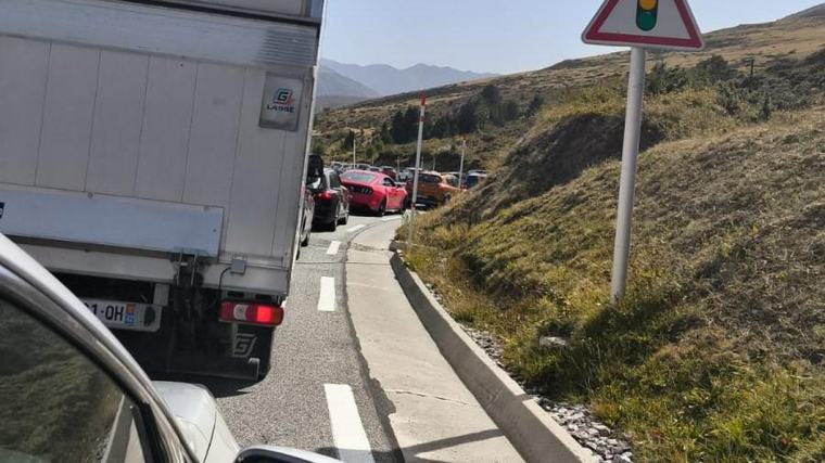 Trànsit dens a les fronteres hispanoandorrana i francesa aquest migdia