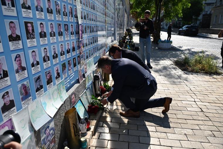Illa ret homenatge a Kíiv als soldats ucraïnesos morts amb una ofrena floral