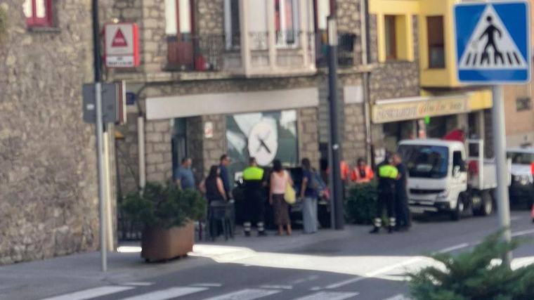 Un vehicle estacionat acaba contra l’aparador d’un establiment a Encamp