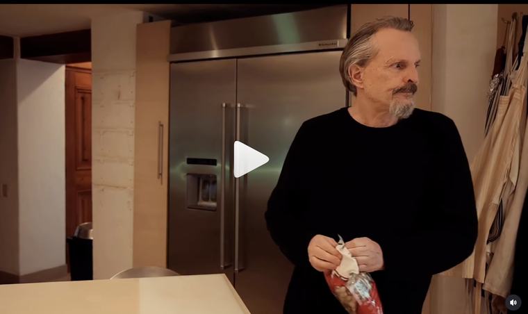 Miguel Bosé mostra la seva casa de luxe a Andorra amb un convidat inesperat: un esquirol