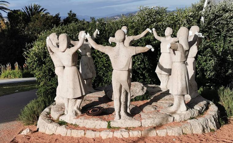 Un camió xoca contra el monument a la Sardana de Montjuïc i arrenca un braç i el cap d'una de les figures