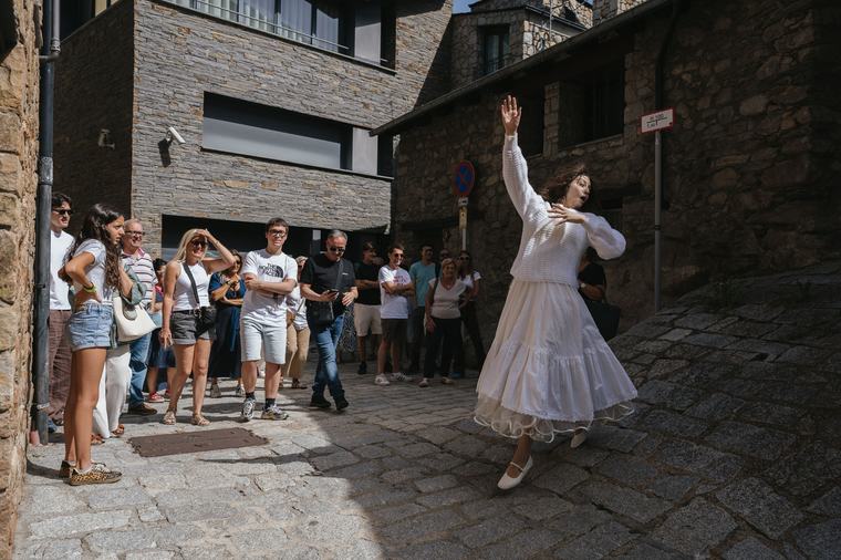 Una quarantena de persones inauguren les visites teatralitzades a Encamp