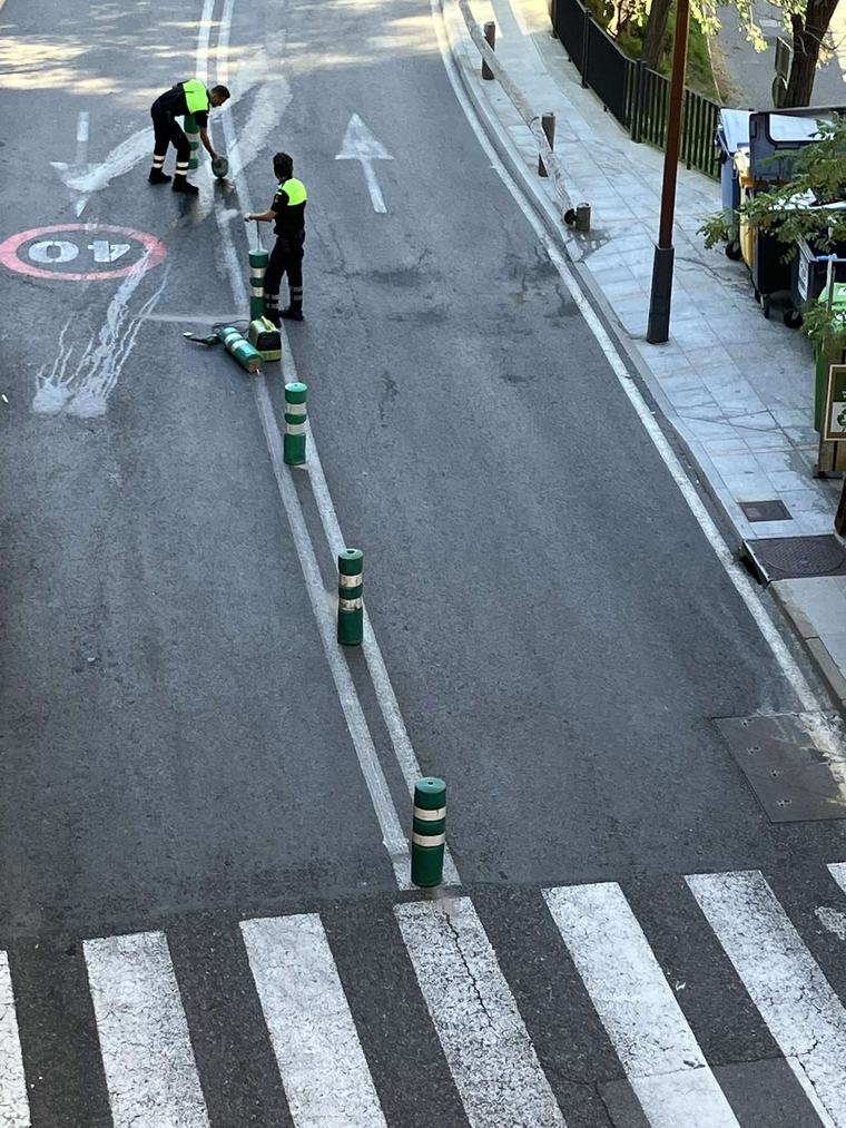 El comú 'posa remei' per evitar aparcaments indeguts a la carretera de Nagol: col·loca pilons