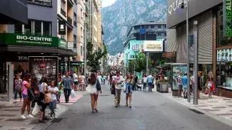 Economia L’agost deixa molts turistes però poques vendes als comerços de l’eix central