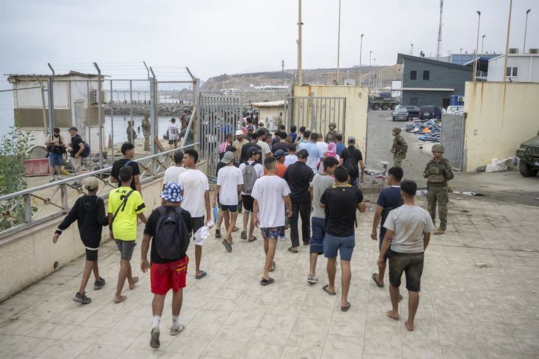El Govern central pren el control del port de Ceuta per a la "atenció humanitària" d'immigrants