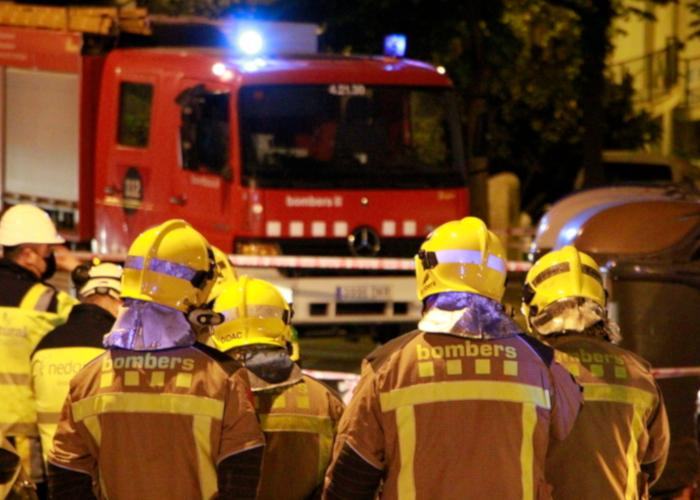 Els Bombers rescaten una persona ferida a la terrassa d'una casa incendiada a Figueres