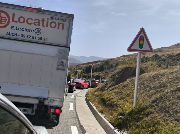 Cues per sortir del país cap a Espanya i retencions també per accedir des de França
