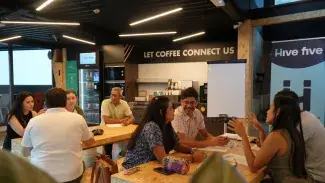 Cultura Hive Five reuneix una vintena de persones en una trobada per practicar català La quarta edició de la iniciativa, organitzada amb Glossa.ad, registra la participació més alta fins ara