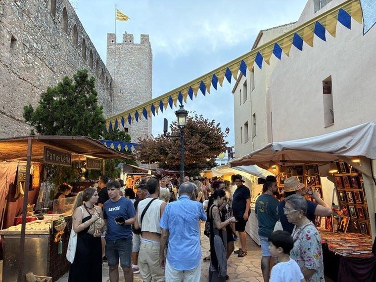 Milers de persones omplen l'Hospitalet de l'Infant en la 30a edició del Mercat Medieval