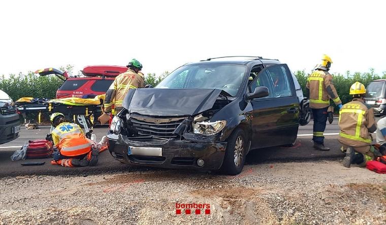 Accident múltiple a Cambrils amb dos ferits: quatre vehicles xoquen a l'AP-7 i ja hi ha 4 km de cues