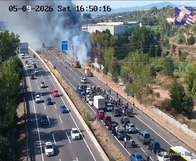 Tallada completament la C-58 a Ripollet en direcció nord per un incendi: ja hi ha 3 km de retencions