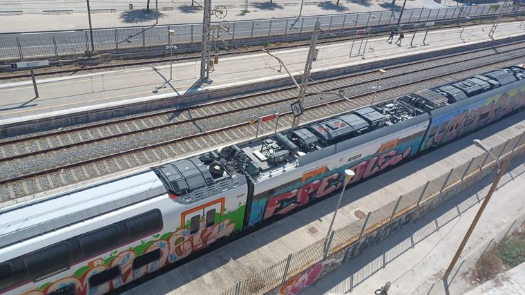 Badalona reclama a Rodalies que aturi el soroll d'un comboi que fa proves tècniques a tocar dels habitatges