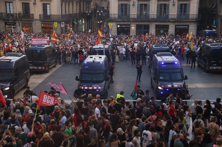 VÍDEO | Els Mossos divideixen les dues manifestacions a la plaça Sant Jaume per la situació de Ceuta