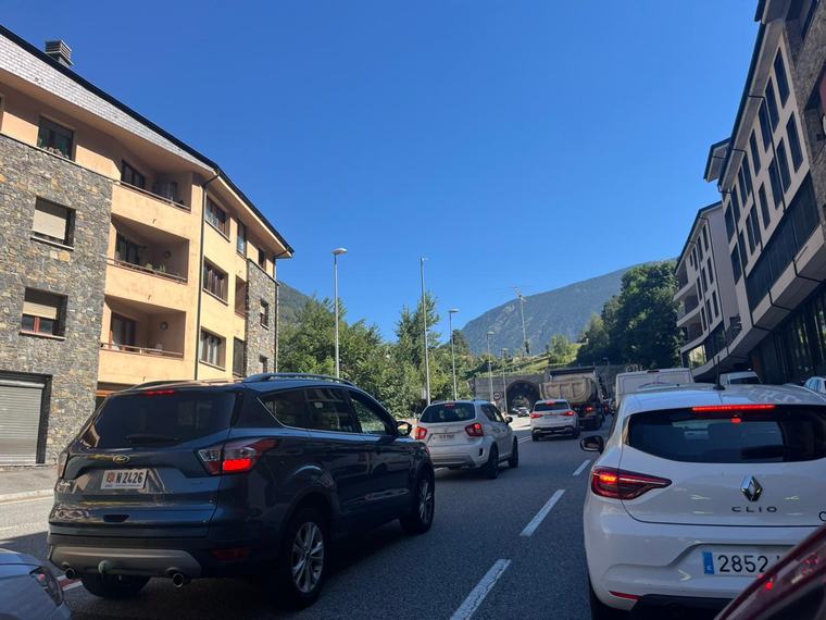 Els treballs d'adequació del rasant generen retencions de pujada a Encamp