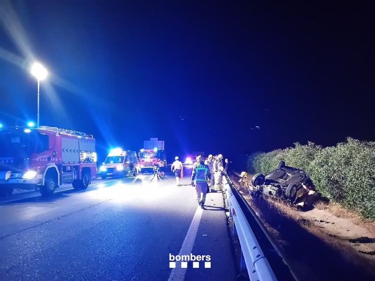 Dues persones hospitalitzades en patir un accident a l'AP-7 i acabar bolcats a l'Aldea