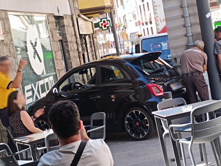 Un vehicle desfrenat causa moments de temor al centre d'Encamp