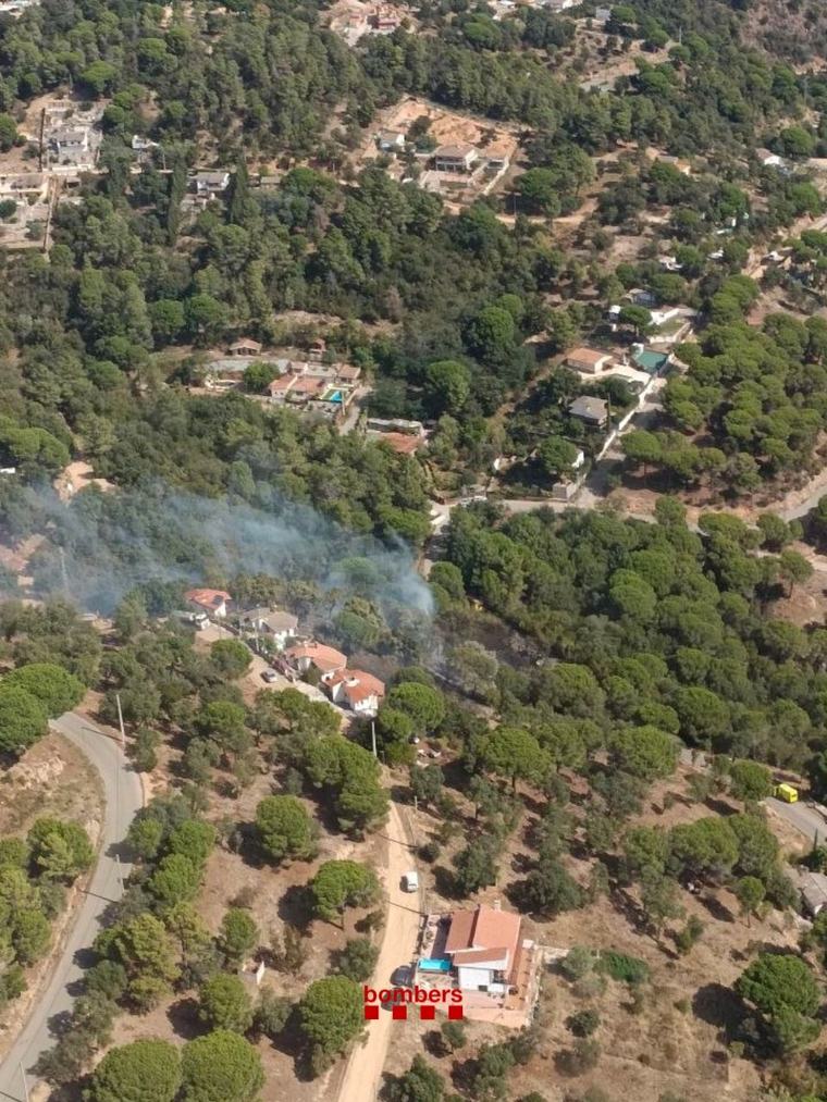 Un incendi forestal a Tordera obliga a confinar dues urbanitzacions: ara ja s'ha pogut estabilitzar